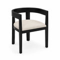 Silla de madera con respaldo curvo y asiento de lino