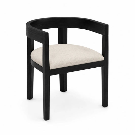 Silla de madera con respaldo curvo y asiento de lino