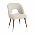 Silla de comedor de tela beige con patas de madera y detalles metálicos dorados